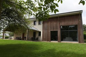 maison bois moderne écologique passive avec jardin