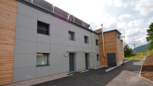 maison bois moderne écologique avec jardin