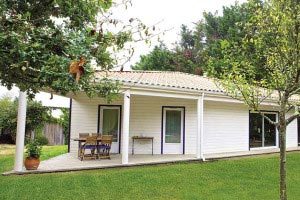 maison bois moderne et écologique avec jardin