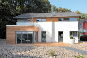 maison bois moderne et familiale avec jardin