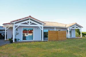 terrasse d'une maison bois familiale et classique