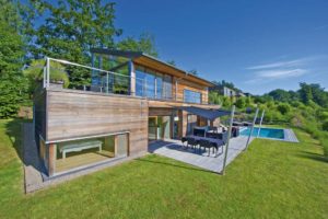 terrasse d'une maison bois familiale et classique