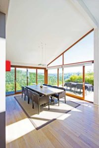 terrasse d'une maison bois familiale et classique