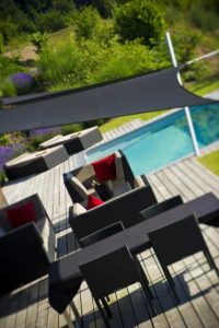 terrasse d'une maison bois familiale et classique