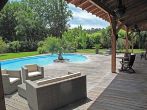 terrasse d'une maison bois familiale et classique