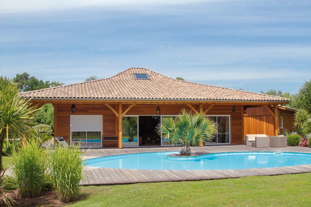 terrasse d'une maison bois familiale et classique