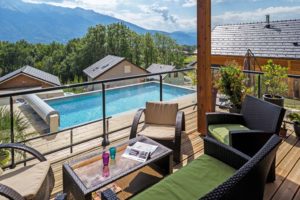 terrasse d'une maison bois familiale et classique