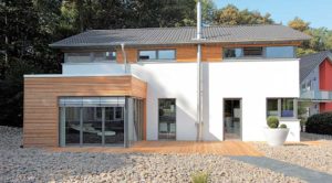 terrasse d'une maison bois familiale et classique