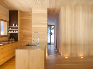 aménagement intérieur d'une maison bois en forme d'une luge dans la forêt canadienne