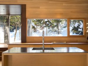 aménagement intérieur d'une maison bois en forme d'une luge dans la forêt canadienne
