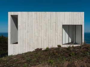 jardin d'une maison bois classique au Chili