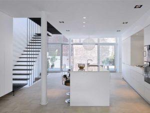 aménagement intérieur d'une maison bois moderne dans la ville