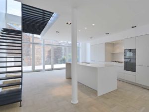 aménagement intérieur d'une maison bois moderne dans la ville