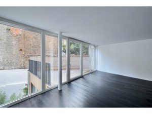 aménagement intérieur d'une maison bois moderne dans la ville