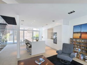 aménagement intérieur d'une maison bois moderne dans la ville