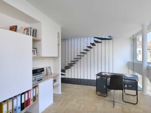 aménagement intérieur d'une maison bois moderne dans la ville