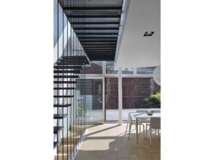 aménagement intérieur d'une maison bois moderne dans la ville