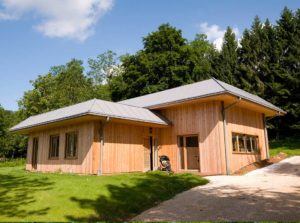 maison bois classique et familiale dans la fôret