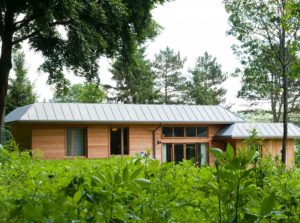 maison bois classique et familiale dans la fôret