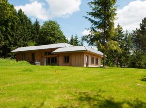 maison bois classique et familiale dans la fôret