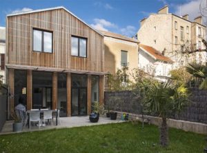 jardin d'une maison bois classique à Paris