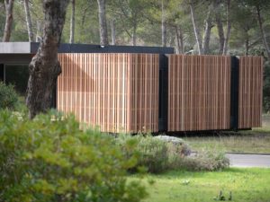 maison bois familiale dans le fôret