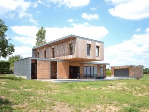 jardin d'une maison bois classique