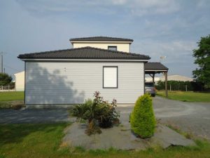 jardin d'une maison bois moderne et naturelle