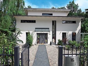 entrée d'une maison bois moderne et ethnique
