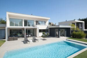 maison bois moderne avec jardin