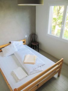 aménagement intérieur d'une maison ossature bois moderne avec jardin et piscine