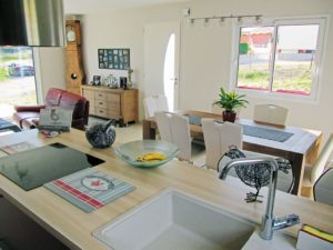 aménagement intérieur d'une maison ossature bois moderne avec jardin et piscine
