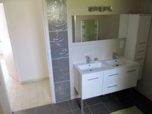 aménagement intérieur d'une maison ossature bois moderne avec jardin