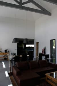 aménagement intérieur d'une maison ossature bois moderne avec jardin et piscine