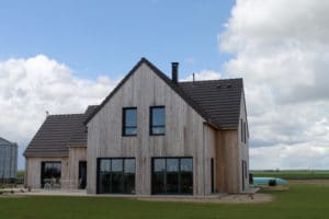 terrasse d'une maison bois classique avec jardin à la campagne