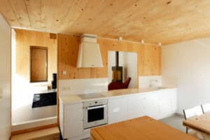 aménagement intérieur d'une maison bois moderne avec jardin