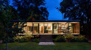 terrasse d'une maison bois moderne avec jardin