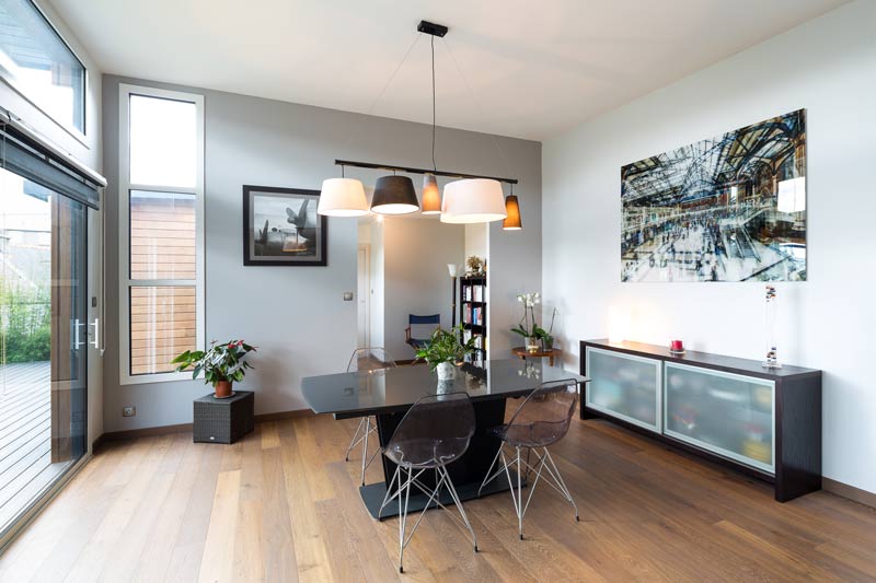 aménagement intérieur d'une maison bois moderne et familiale avec jardin