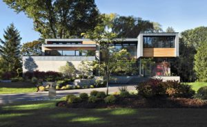 maison bois moderne et familiale avec jardin