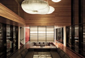 aménagement intérieur d'une maison familiale et moderne avec extension en bois