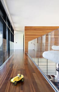 aménagement intérieur d'une maison familiale et moderne avec extension en bois