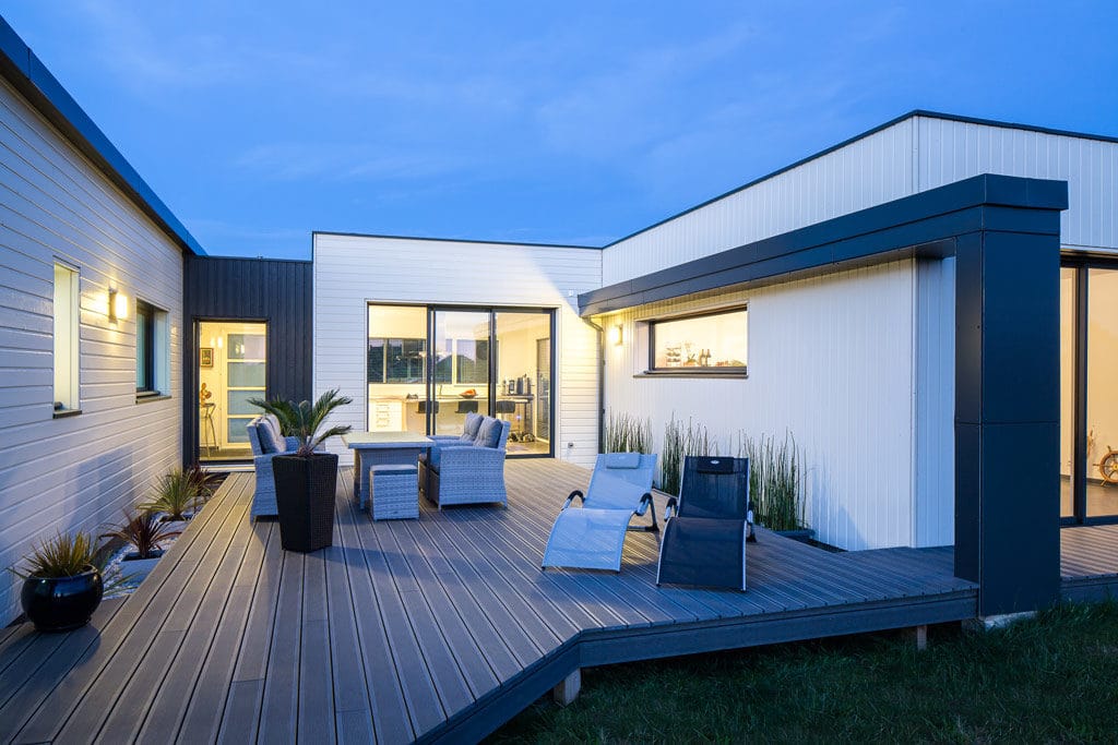 aménagement intérieur d'une petite maison bois familial avec jardin