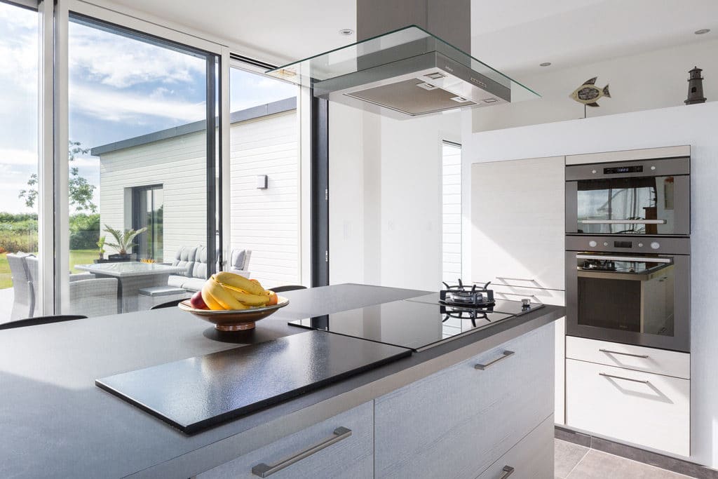 aménagement intérieur d'une petite maison bois familial avec jardin