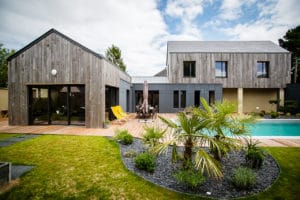 maison bois moderne avec jardin