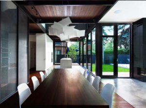 aménagement intérieur d'une maison bois moderne au Canada
