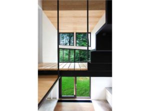 aménagement intérieur d'une maison bois moderne dans la fôret au Canada