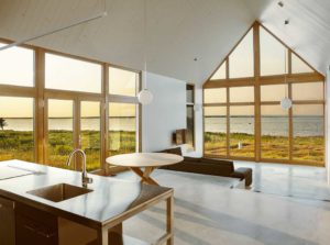 aménagement intérieur d'une maison bois moderne au Canada