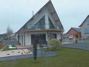 maison bois familial avec jardin