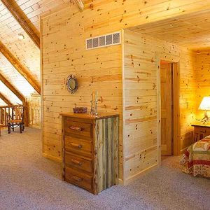 chambre des parents à la lambris d'un vraiment joli chalet