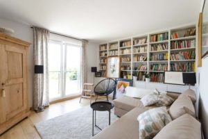 bibliotheque dans le salon